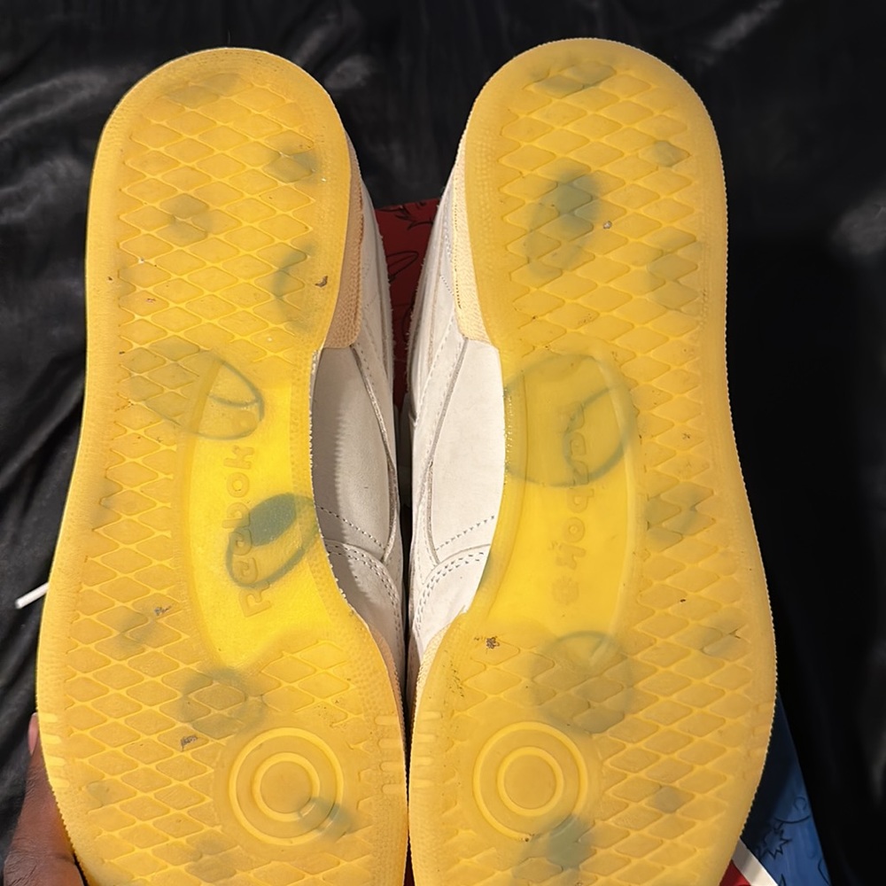 Tom & Jerry Reebok. Size 12. - Picture 3 of 4